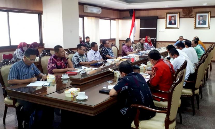  Rapat koordinasi pembahasan masalah banjir di kawasan Meteseh dan Rowosari melibatkan stakeholder dan pemangku wilayah, dalam hal ini Pemkot Semarang dan Pemkab Semarang, di kantor Setda Provinsi Jawa Tengah, Selasa (21/2).