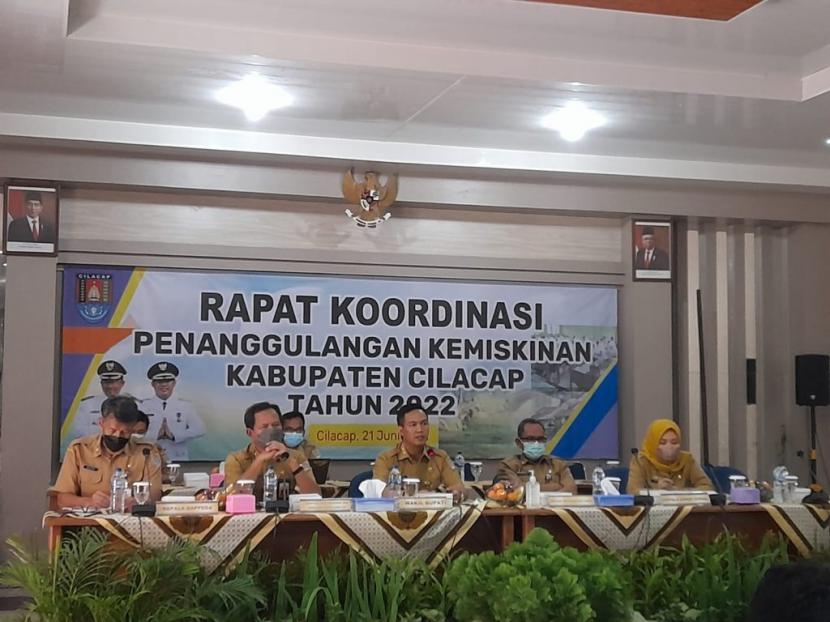 Rapat Koordinasi Penanggulangan Kemiskinan di Kabupaten Cilacap Tahun 2022 yang digelar di Ruang Rapat Jalabhumi, Pendopo Kabupaten Cilacap, Selasa (21/06/22).