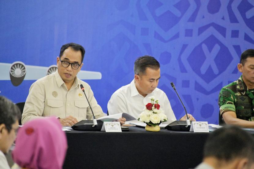 Rapat Koordinasi Persiapan Angkutan Lebaran Tahun 2024/1445 H di Provinsi Jawa Barat bersama Menteri Perhubungan Budi Karya Sumadi di Gedung Pakuan, Kota Bandung, Ahad (31/3/2024).