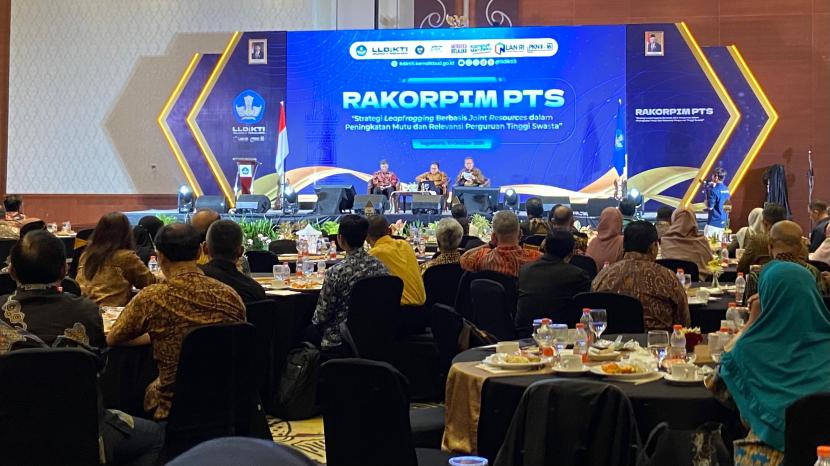 Rapat Koordinasi Pimpinan Perguruan Tinggi Swasta (PTS) di Lingkungan LLDIKTI Wilayah V berlangsung di Sahid Raya Yogyakarta Hotel & Convention, Kamis (10/10/2024). 