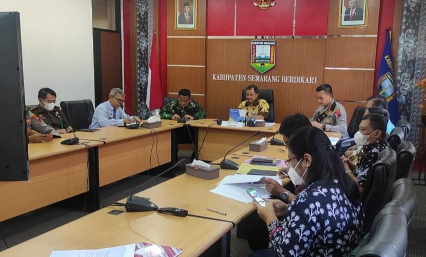 Rapat koordinasi (rakor) Forkopimda Kabupaten Semarang membahas penanganan penyebaran PMK pada hewan ternak, yang digelar di ruang rapat kantor Bupati Semarang, di Ungaran, kabupaten Semarang, Kamis (2/6).