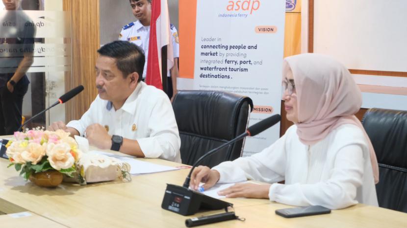 Rapat koordinasi untuk mengurai antrian di lintas Ketapang - Gilimanuk yang dipimpin oleh Dirjen Perhubungan Darat Kementerian Perhubungan Hendro Sugiatno dan diikuti oleh Direktur Utama ASDP Ira Puspadewi