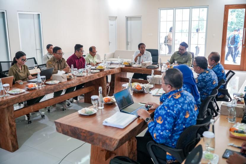 Rapat Menhut membahas ketahanan pangan dan tata kelola sawit di kawasan hutan, Senin (28/10/2024).