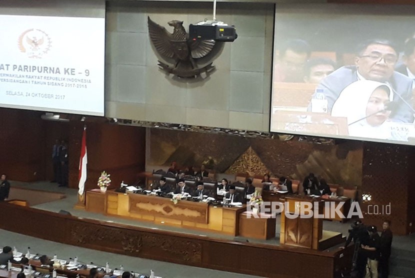 Rapat paripurna DPR pengambilan keputusan tingkat dua Peraturan Pemerintah Pengganti Undang-undang (Perppu) Nomor 2 Tahun 2017 tentang Ormas di Kompleks Parlemen, Senayan, Jakarta pada Selasa (24/10).