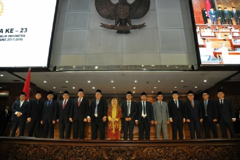 Rapat Paripurna DPR RI dipimpin Wakil Ketua DPR RI Taufik Kurniawan menyetujui sembilan orang calon anggota Komisi Pengawas Persaingan Usaha (KPPU) terpilih untuk masa jabatan 2017–2022.