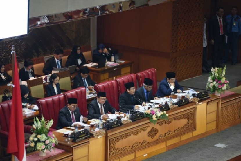 Rapat Paripurna DPR yang dipimpin Wakil Ketua DPR RI Taufik Kurniawan di Gedung DPR RI, Senayan, Jakarta, Kamis (26/4), secara aklamasi menyetujui perpanjangan pembahasan 12 Rancangan Undang-undang (RUU).