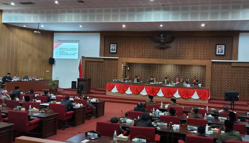 Rapat Paripurna DPRD Kabupaten Semarang, pembahasan Raperda Fasilitasi dan Pengembangan Pesantren, di gedung DPRD Kabupaten Semarang, di Ungaran, Rabu (31/8).