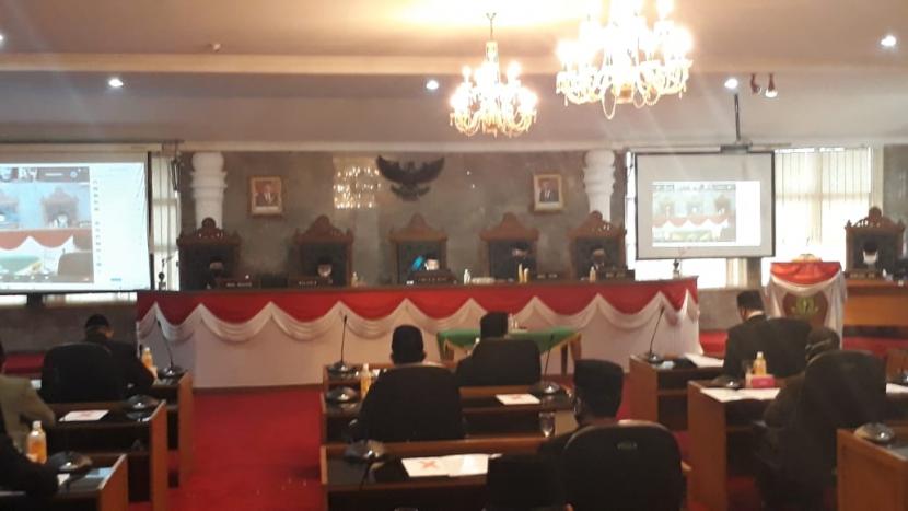 Rapat paripurna DPRD Kota Sukabumi dengan agenda penyerahan rekomendasi atas LKPJ Wali Kota dan Wakil Wali Kota Sukabumi digelar dengan protokol kesehatan ketat, Senin (15/6).