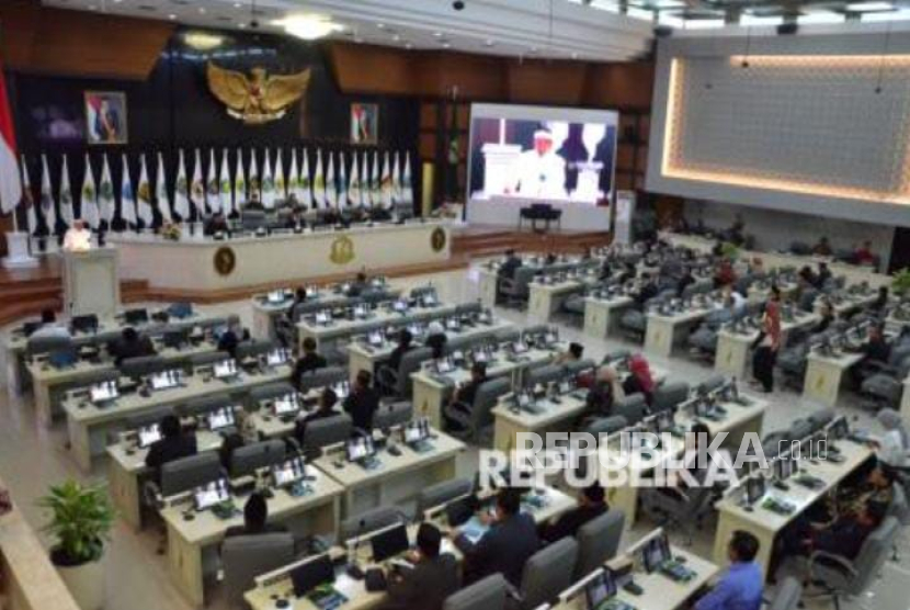 Rapat paripurna DPRD Provinsi Jawa Barat, Jumat (16/5/2025). Seluruh anggota Fraksi PDIP melakukan walk out sebagai bentuk protes pernyataan Gubernur Dedi Mulyadi 