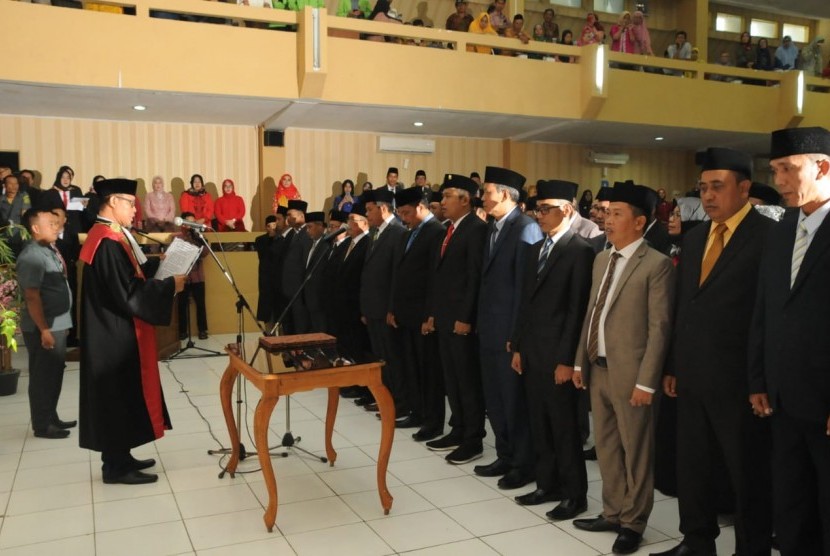 Rapat Paripurna tentang Pengambilan Sumpah Janji Jabatan 50 Anggota DPRD Kabupaten Lebak masa jabatan 2019-2024, di Gedung DPRD Kabupaten Lebak, Banten, Senin, (26/8).