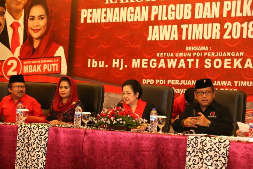 Rapat pemenangan pasangan Gus Ipul-Puti di Pilkada Jatim, yang dipimpin Ketum PDIP Megawati Soekarnoputri dan Sekjen PDIP Hasto Kristianto, Sabtu (28/4).
