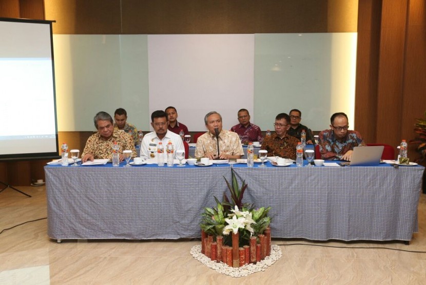 Rapat pleno Badan Pengkajian MPR yang diselenggarakan di Makassar, Sulawesi Selatan, Kamis (16/11).