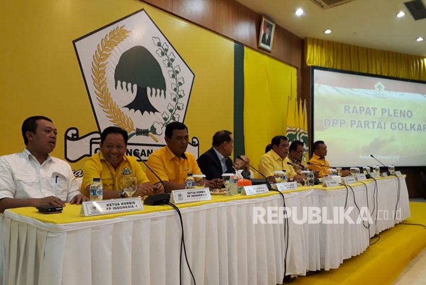 Rapat Pleno Dewan Pimpinan Pusat Partai Golkar terkait konsolidasi partai pasca penahanan Ketua Umum Setya Novanto di Kantor DPP Partai Golkar, Slipi, Jakarta pada Selasa (21/11).