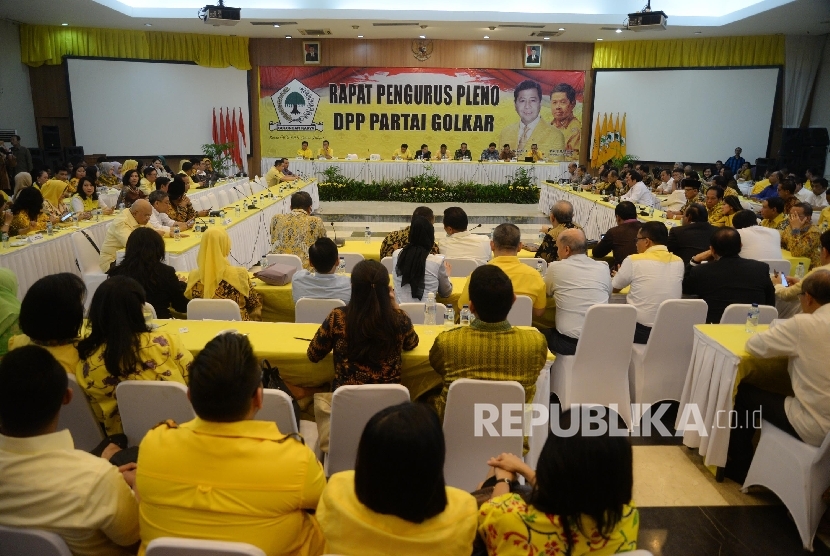  Rapat pleno DPP Golkar di ruang rapat utama gedung DPP Partai Golkar, Jakarta, Selasa (18/7).