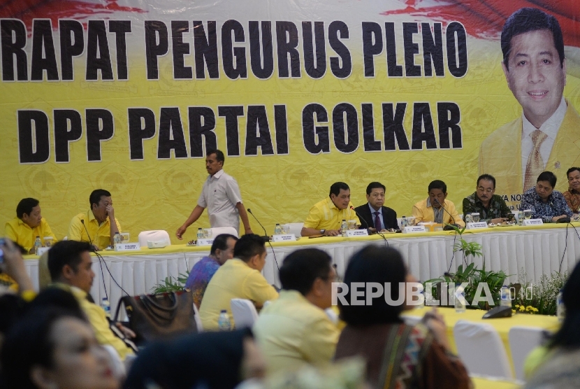  Rapat pleno DPP Golkar di ruang rapat utama gedung DPP Partai Golkar, Jakarta, Selasa (18/7).