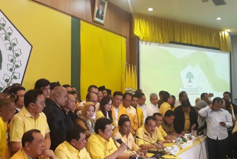 Rapat pleno DPP Partai Golkar memutuskan Airlangga Hartanto sebagai Ketua Umum Partai Golkar definitif menggantikan Setya Novanto di Kantor DPP Golkar, Slipi, Jakarta, pada Rabu (13/12). 