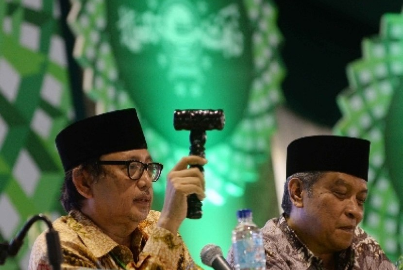 Rapat Pleno I: Ketua Umum PBNU KH Said Aqil Siradj (kanan), dan Pimpinan Sidang Slamet Effendy Yusuf sebelum acara Sidang Pleno I Muktamar NU ke-33 di Alun-alun Jombang, Jatim, Ahad (2/8).