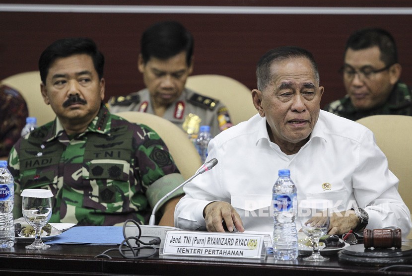 Rapat Pleno Lembaga Pengkajian MPR. Menteri Pertahanan Ryamizard Ryacudu (kanan) dan Panglima TNI Marsekal TNI Hadi Tjahjanto (kiri) saat menjadi pembicara pada rapat pleno lembaga pengkajian MPR di Kompleks Parlemen, Senayan, Jakarta, Rabu (27/2/2019). 