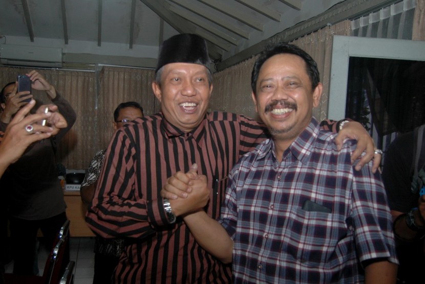 Imam Priyono (kanan) berpelukan dan memberikan ucapan selamat pada wali kota Yogyakarta terpilih saat rapat pleno penetapan pemenang Pilkada di kantor KPU Yogyakarta, Kamis (27/4). 