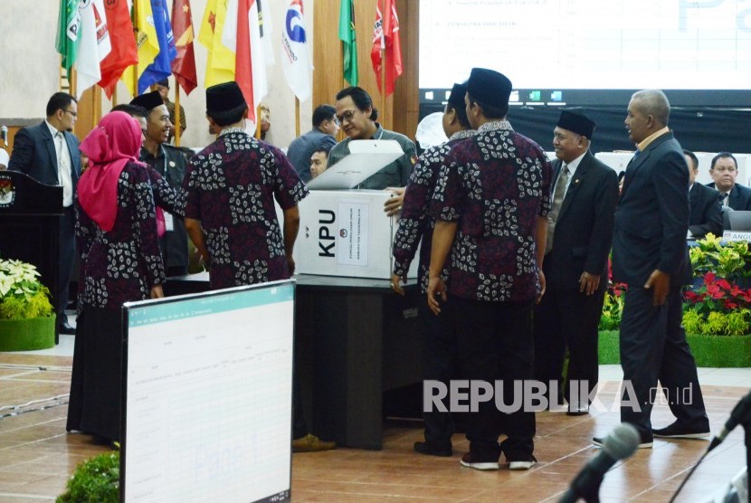 Rapat pleno rekapitulasi suara Pemilu 2019 tingkat provinsi Jawa Barat, di KPU Jawa Barat, Jalan Garut, Kota Bandung, Rabu (8/5).