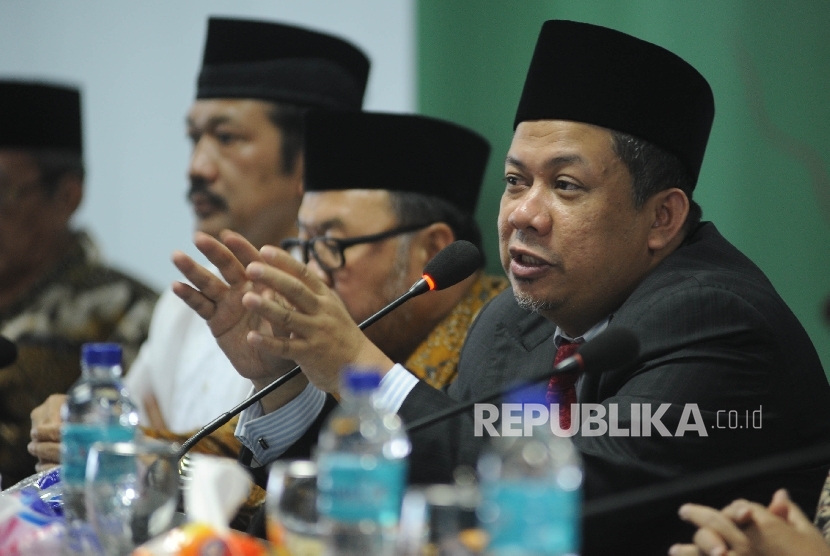 Wakil Ketua DPR RI Fachri Hamzah (kanan)