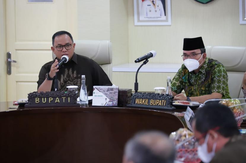 Rapat Staf Jajaran Pemkab Muba dan Rakor Teknis Strategi Pelaksanaan Vaksin Covid-19, di Ruang Rapat Serasan Sekate Sekretariat Daerah Muba, Jumat (8/1).