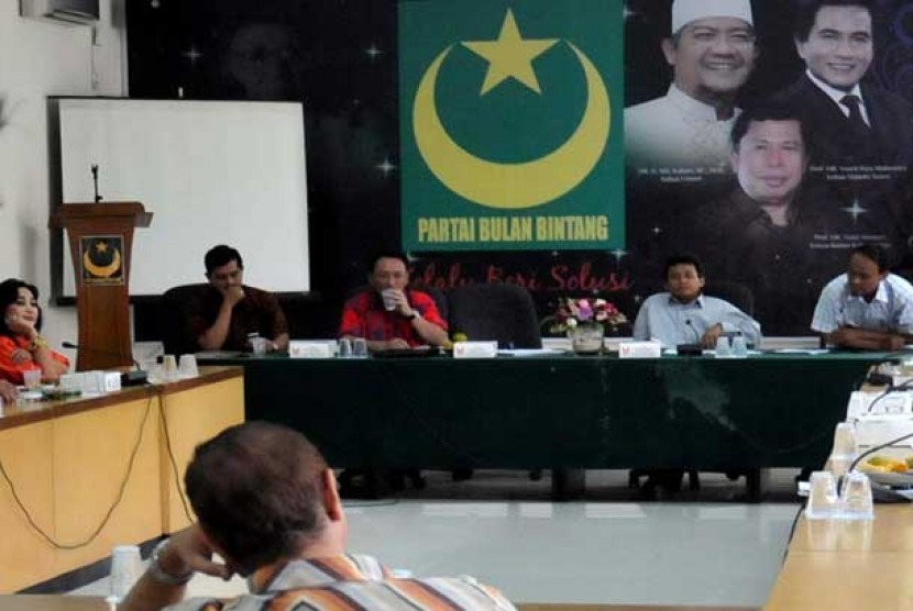  Rapat tertutup partai yang tidak lolos verifikasi di kantor Partai Bulan Bintang di Jakarta, Selasa (8/1).