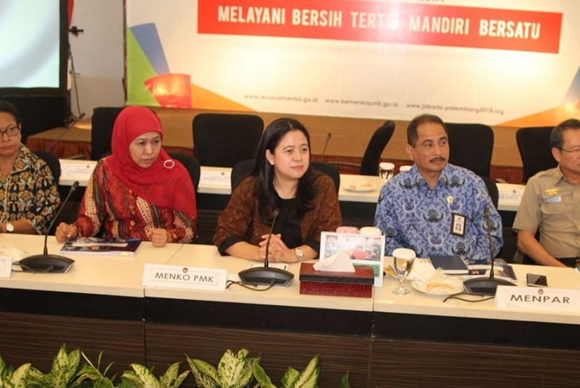 Rapat Tingkat Menteri (RTM) terkait antisipasi dampak erupsi gunung Agung, Siagat Darurat Bajir, dan Tanah Longsor, di Kantor Kemenko PMK, Jakarta Rabu (29/11).  