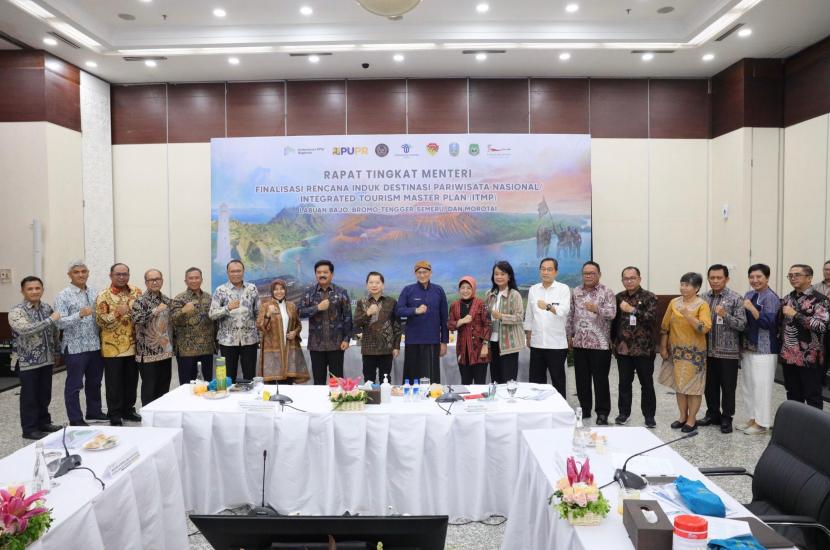 Rapat Tingkat Menteri terkait Finalisasi Rencana Induk Destinasi Pariwisata Nasional/Integrated Tourism Master Plan (ITMP) Labuan Bajo, Bromo-Tengger-Semeru, dan Morotai, pada Selasa (21/11/2023). 