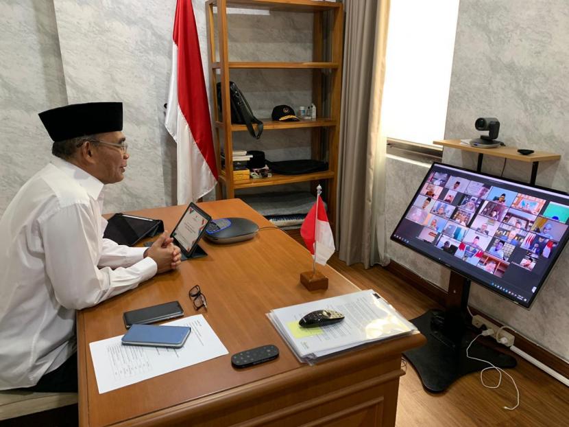 Rapat Tingkat Menteri yang membahas tentang afirmasi kepada Pesantren dan Pendidikan Keagamaan melalui telekonferensi di Jakarta, Senin (8/6).
