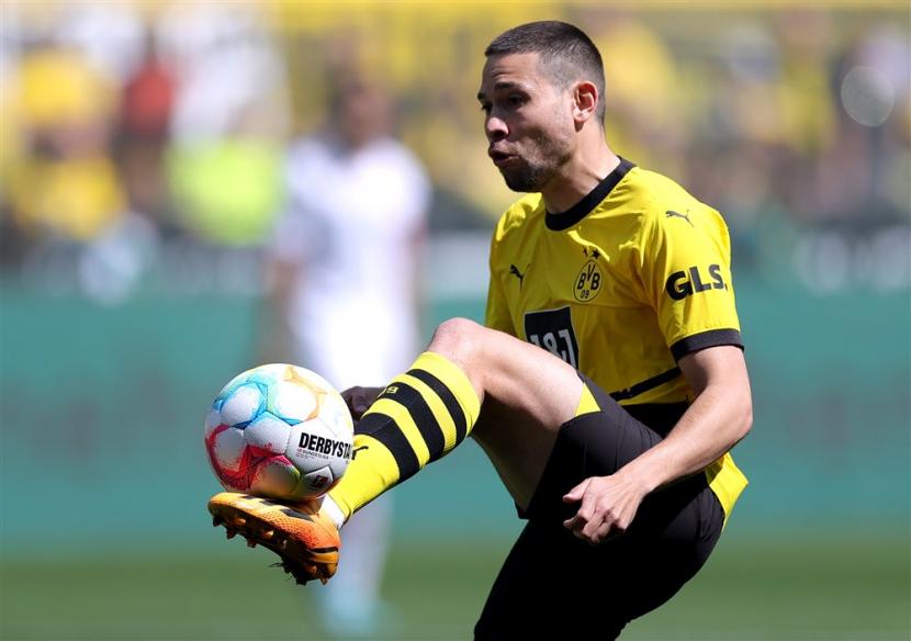 Raphael Guerreiro, pemain baru BAyern Munchen dari Borussia Dortmund.