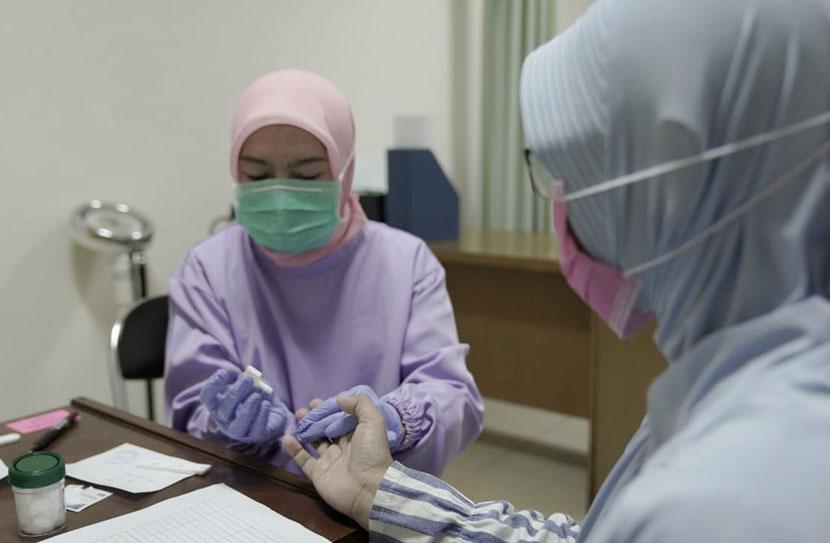 Pemprov Jawa Barat melakukan Rapid Diagnostic Test (RDT) kepada lebih 300 tenaga kesehatan (nakes) dan staf RS Hasan Sadikin (RSHS) Bandung, di Poliklinik Anggrek, Rabu (25/3). 