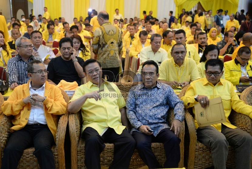 Rapimnas II Golkar. Ketua Umum Partai Golkar versi Munas Ancol Agung (tengah) bersama fungsionaris partai memberikan paparan saat pembukaan Rapimnas II Partai Golkar versi Munas Ancol di Kantor DPP Golkar, Jakarta, Selasa (19/5).