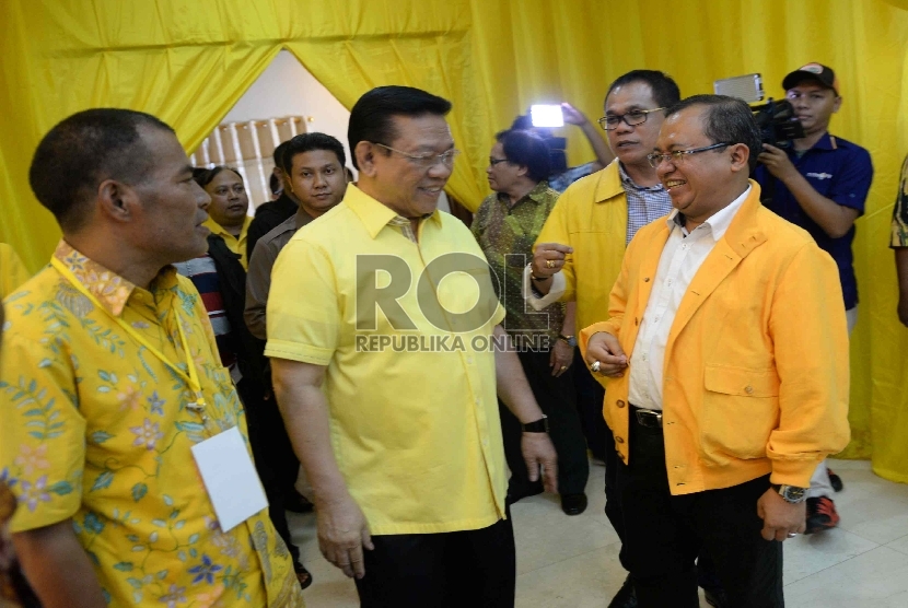 Rapimnas II Golkar. Ketua Umum Partai Golkar versi Munas Ancol Agung (tengah) bersama fungsionaris partai memberikan paparan saat pembukaan Rapimnas II Partai Golkar versi Munas Ancol di Kantor DPP Golkar, Jakarta, Selasa (19/5).