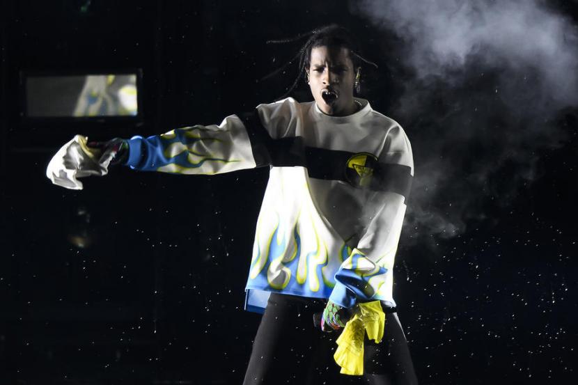   Rapper AS A$AP Rocky alias Rakim Mayers tampil di panggung utama Royal Arena Festival edisi ke-20, di Biel, Swiss, 18 Agustus 2019. Menhan Swedia menyebut mantan Presiden AS Donald Trump mencoba mengancam negaranya agar membebaskan Rocky dari tuntutan hukum.