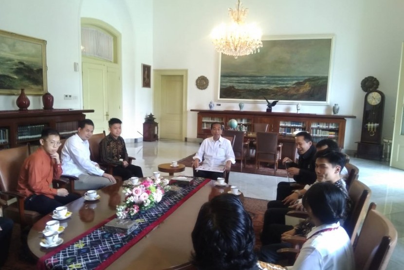 Rapper asal Indonesia, Rich Brian, ketika diundang Presiden Jokowi ke Istana Bogor, Ahad (7/7/2019). Rich Brian meluncurkan video klip terbaru lagu 'Bali' untuk ajak masyarakat bantu pekerja harian terdampak Covid-19.