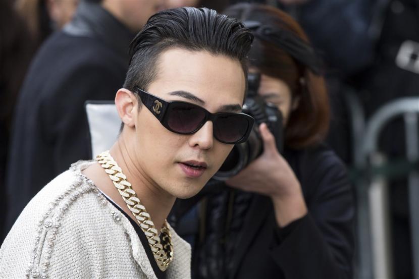 Rapper asal Korea Selatan, G-Dragon. G-Dragon dikabarkan diperiksa polisi karena penyalahgunaan narkoba.