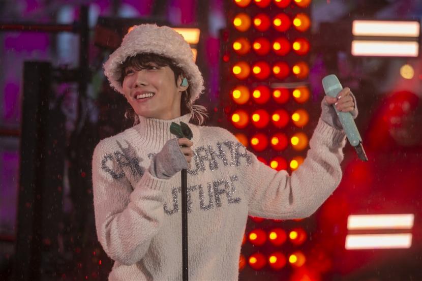 Rapper asal Korea Selatan J-Hope tampil di Times Square pada malam Tahun Baru di New York, AS, 31 December 2022. Personel BTS tersebut sukses dengan album solonya J-Hope in the Box. 