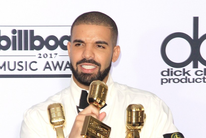 Rapper Drake membela The Weeknd yang memprotes Grammy.