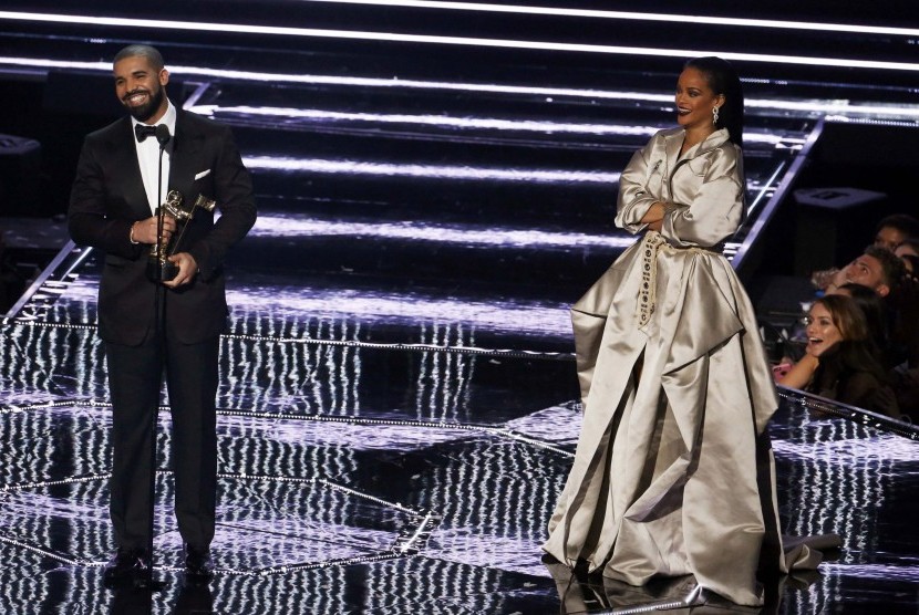 Rapper Drake bersama penyanyi Rihanna, yang juga kekasihnya.