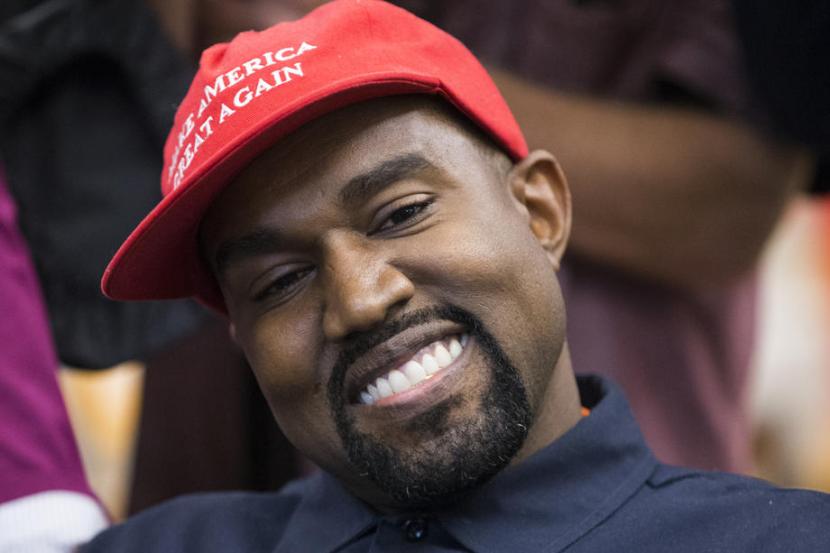 Rapper Kanye West mengomel di Instagram, menuduh Adidas menjiplak koleksi Yeezy Slide.