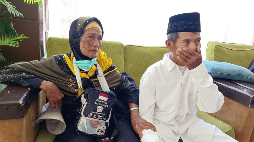 Rasa haru bercampur bahagia terpancar di raut muka Eme (65) dan Icih (62) saat ditemui di Hotel Jawar Taibah Madinah, Selasa (14/6/2022). Dari hasil mengayuh becak, Eme berhasil kumpulkan rupiah demi rupiah untuk berhaji.