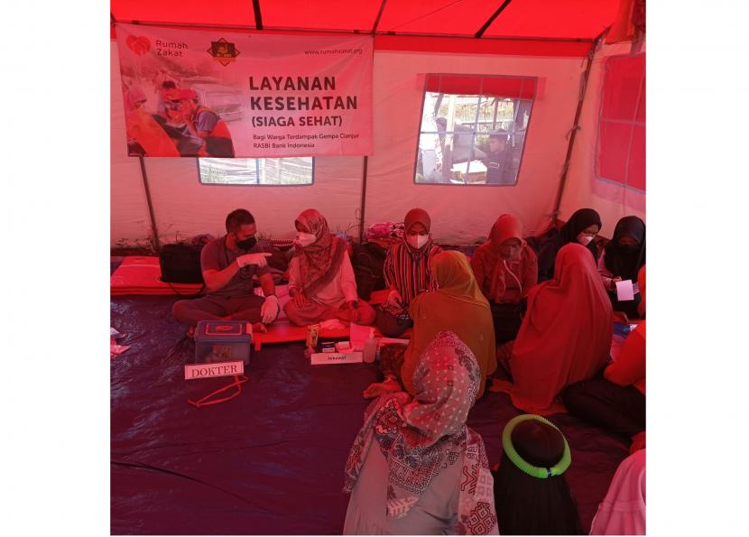 RASBI Bank Indonesia berkolaborasi dengan Rumah Zakat membuka pengobatan gratis di posko pengungsian gempa Cianjur.