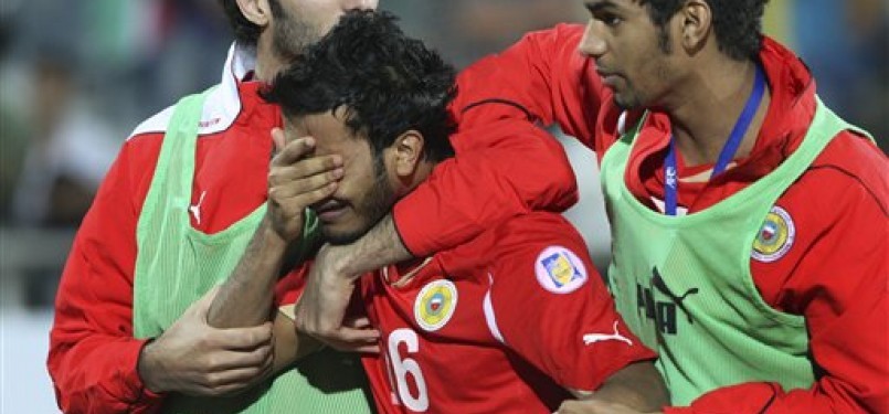 Rashed Al Hooti (tengah), bek timnas Bahrain, tak kuasa menangis setelah diganjar kartu merah ketika pertandingan baru berlangsung 47 detik.