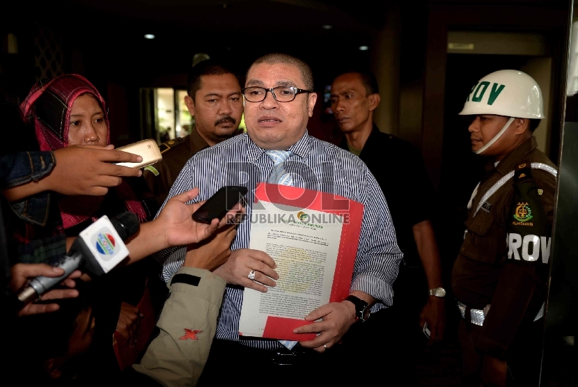  Rasman Arif Nasution sebagai tim kuasa hukum Komjen Pol. Budi Gunawan, memperlihatkan berkas ketika melaporkan pimpinan KPK ke Kejaksaan Agung di Jakarta, Rabu (21/1). (Republika/ Wihdan)