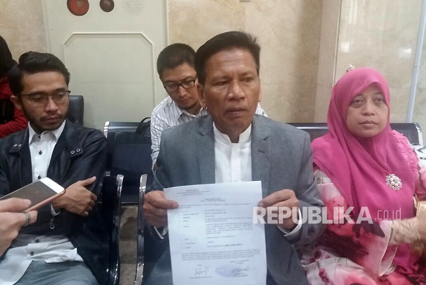 Ratih Puspa Nusanti (kanan) didampingi kuasa hukumnya, Damai Hari Lubis melaporkan sebuah akun Facebook ke Bareskrim Polri lantaran dinilai menghina Rizieq Shihab. Selasa (21/11). 