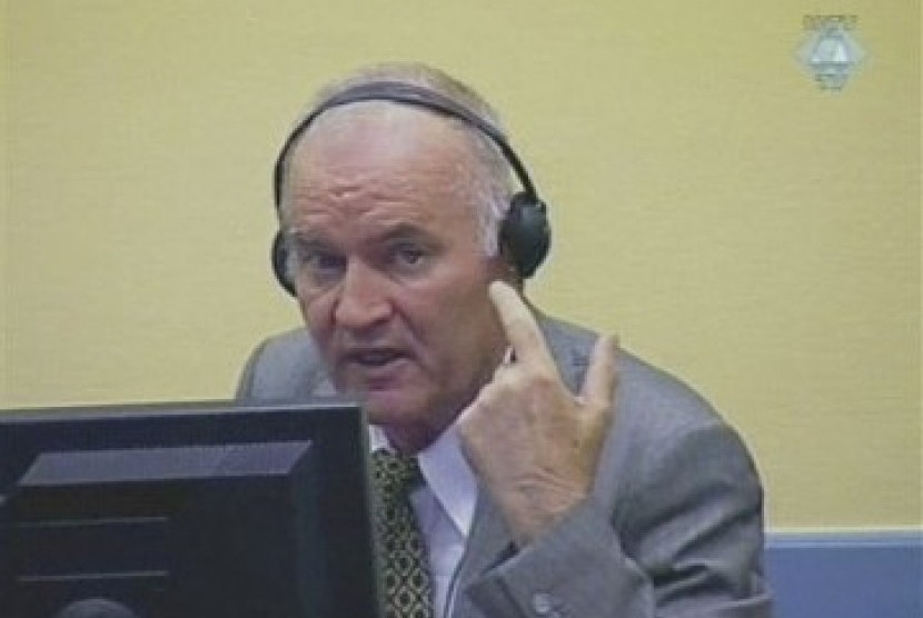Ratko Mladic ketika membuat keributan di ruang sidang.