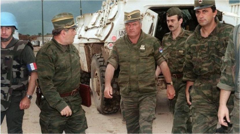 Ratko Mladic (tengah) saat tiba di bandar udara Sarajevo pada 1993.