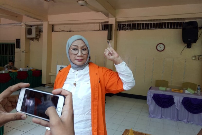 Ratna Sarumpaet saat memberikan hak suaranya di TPS 15, di dalam rutan kriminal umum/kriminal khusus Polda Metro Jaya, Rabu (17/4).