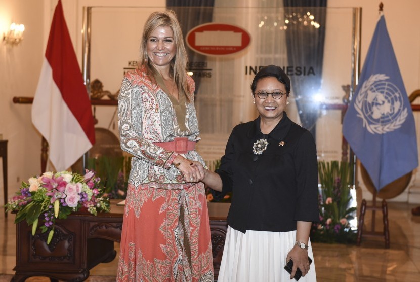 Ratu Belanda Maxima (kiri) selaku perwakilan PBB di bidang keuangan inklusif berjabat tangan dengan Menteri Luar Negeri Retno Marsudi (kanan) usai melakukan pertemuan di Kemenlu, Jakarta, Selasa (30/8).